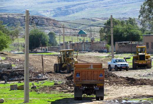 تسطیح و بازسازی مسیر خطوط لوله نفت در روستای چم گرداب منطقه‌ی لرستان