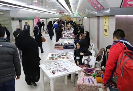 برپایی بازارچه خیریه خود اشتغالی کوثر در زیر‌گذر چهارراه ولی‌عصر