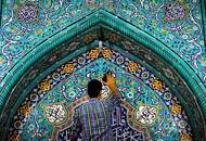 آغاز آیین معنوی غبارروبی و عطرافشانی مساجد منطقه ۱۰