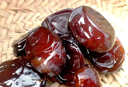 خرما از پرخوری به هنگام افطار ممانعت می کند