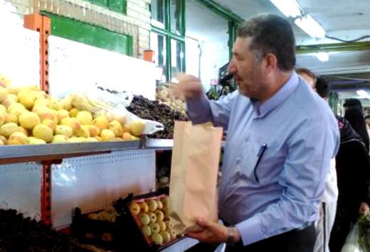 توزیع پاکت های کاغذی در میدان اصلی تره بار تهرانسر
