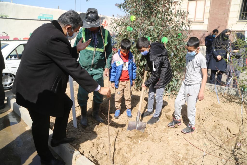 کاشت ۱۱۰ درخت به نام شهدا در بوستان آزادگان منطقه ۱۵